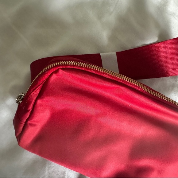🆕 Lululemon Everywhere Belt Bag New Year Dark Red Gold - Picture 3 of 7